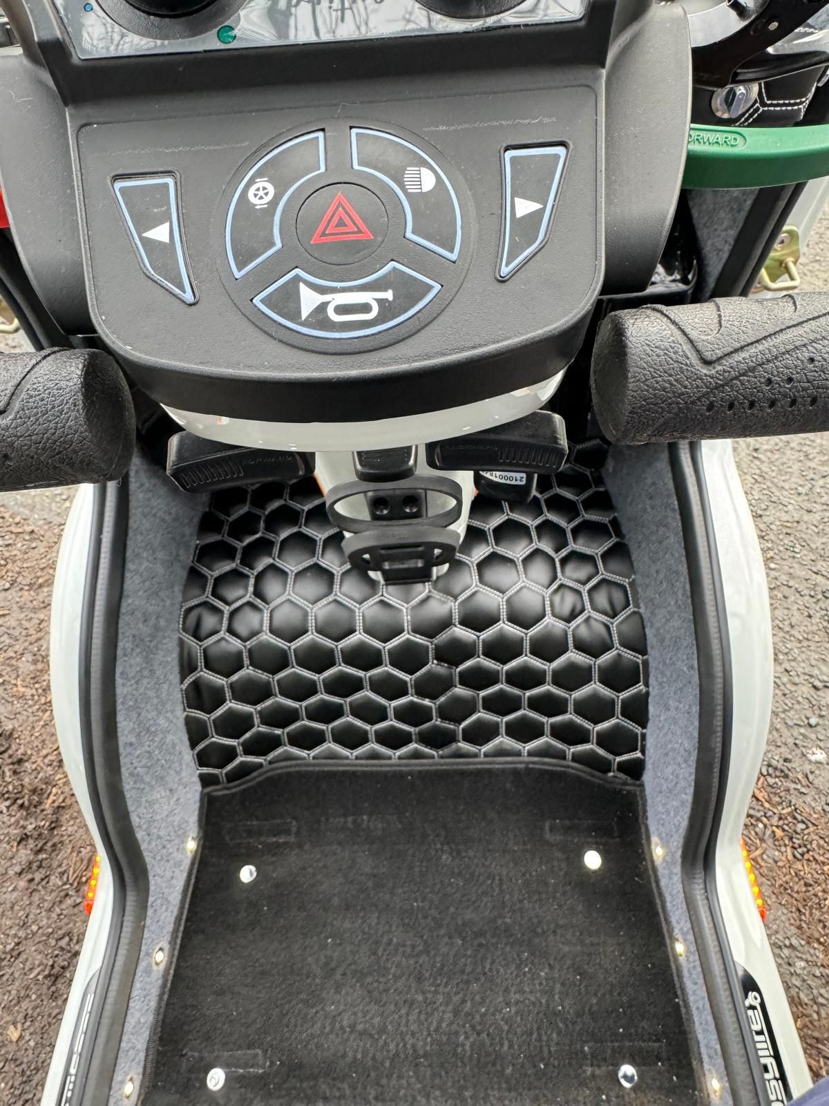 EASYLIFE ECO CABIN SCOOTER (2026) - WHITE AND BLACK - NEW SPECIAL EDITION 3