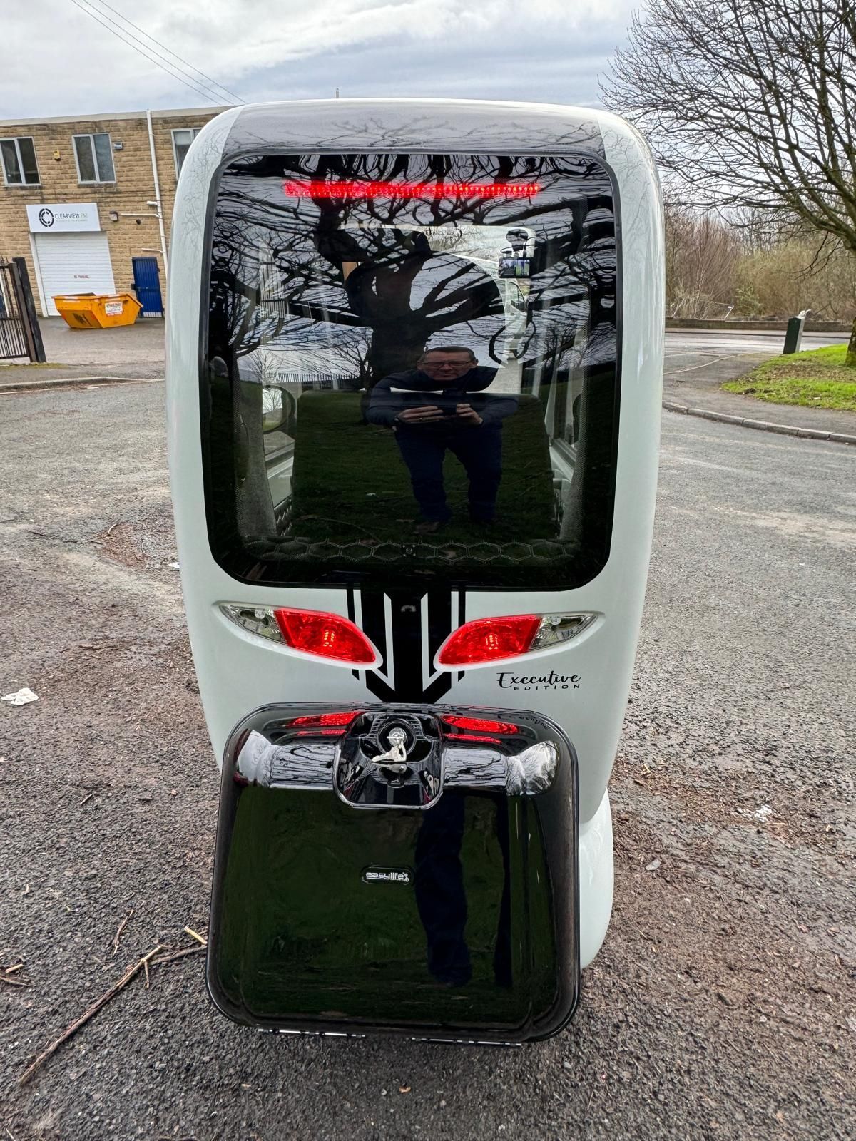EASYLIFE ECO CABIN SCOOTER (2026) - WHITE AND BLACK - NEW SPECIAL EDITION 3