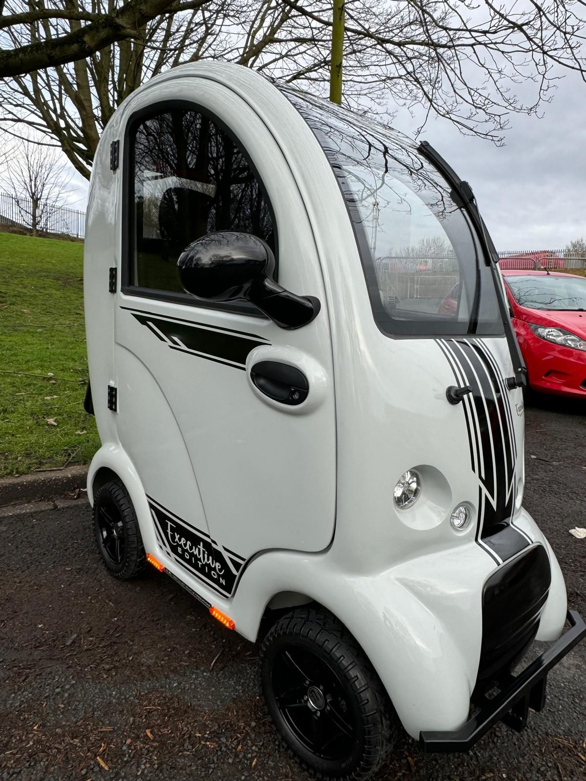EASYLIFE ECO CABIN SCOOTER (2026) - WHITE AND BLACK - NEW SPECIAL EDITION 3