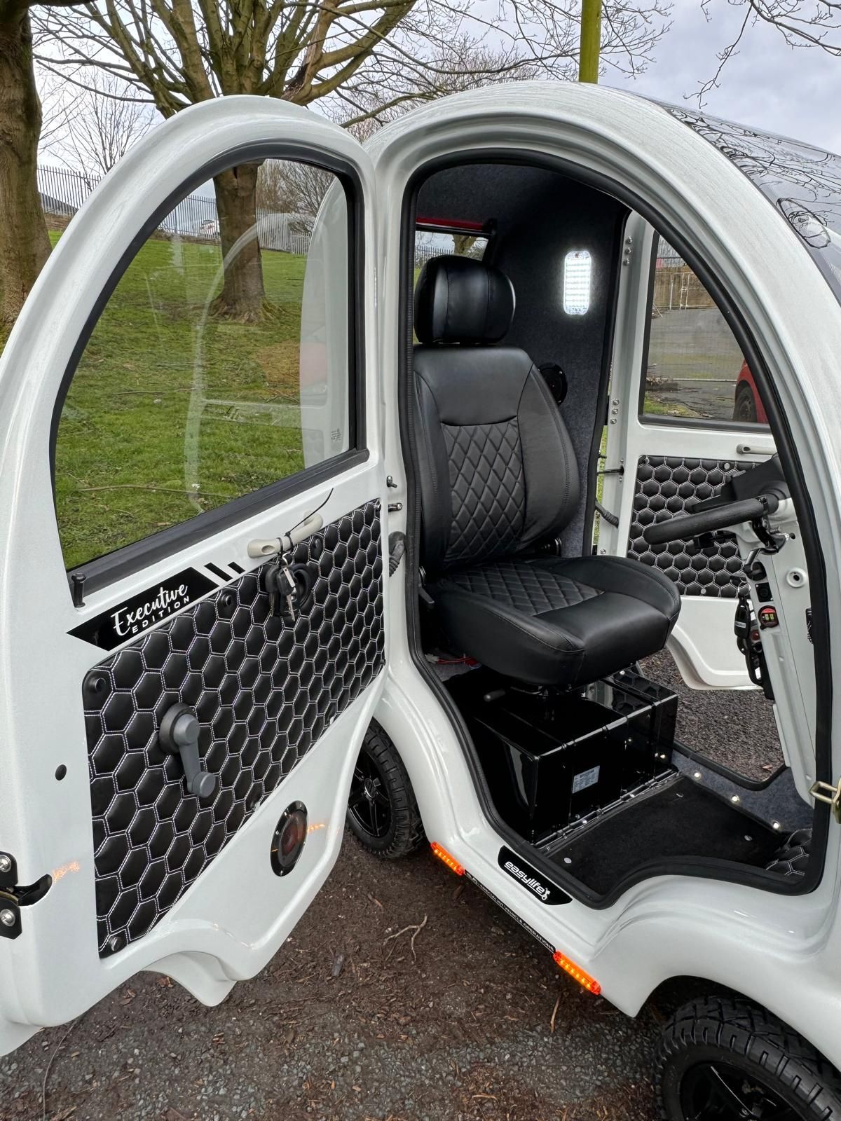 EASYLIFE ECO CABIN SCOOTER (2026) - WHITE AND BLACK - NEW SPECIAL EDITION 3