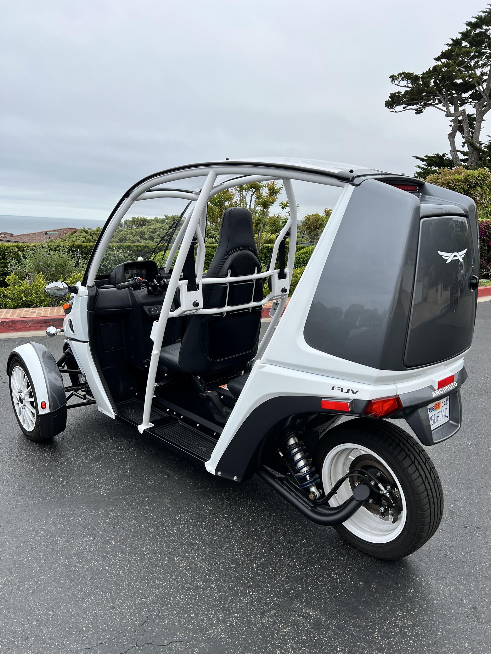 2021 Arcimoto FUV - Gunmetal/White Coupe - Image 7