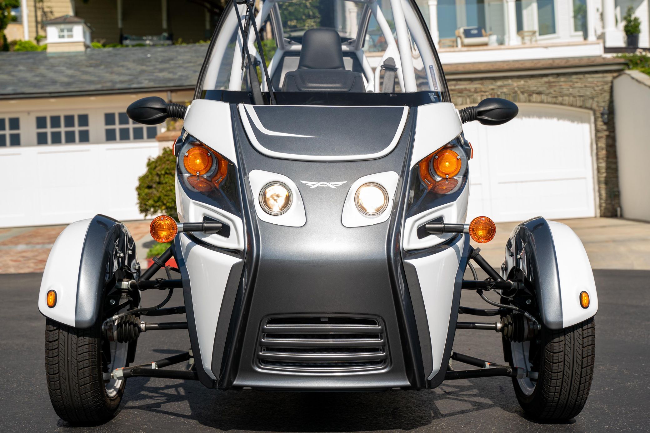 2021 Arcimoto FUV - Gunmetal/White Coupe - Image 8