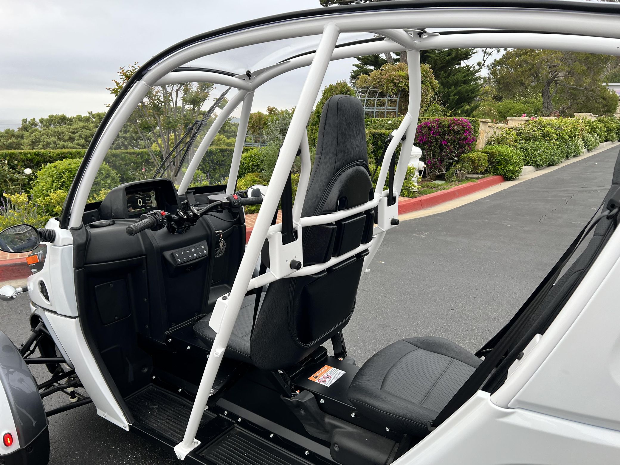 2021 Arcimoto FUV - Gunmetal/White Coupe - Image 9